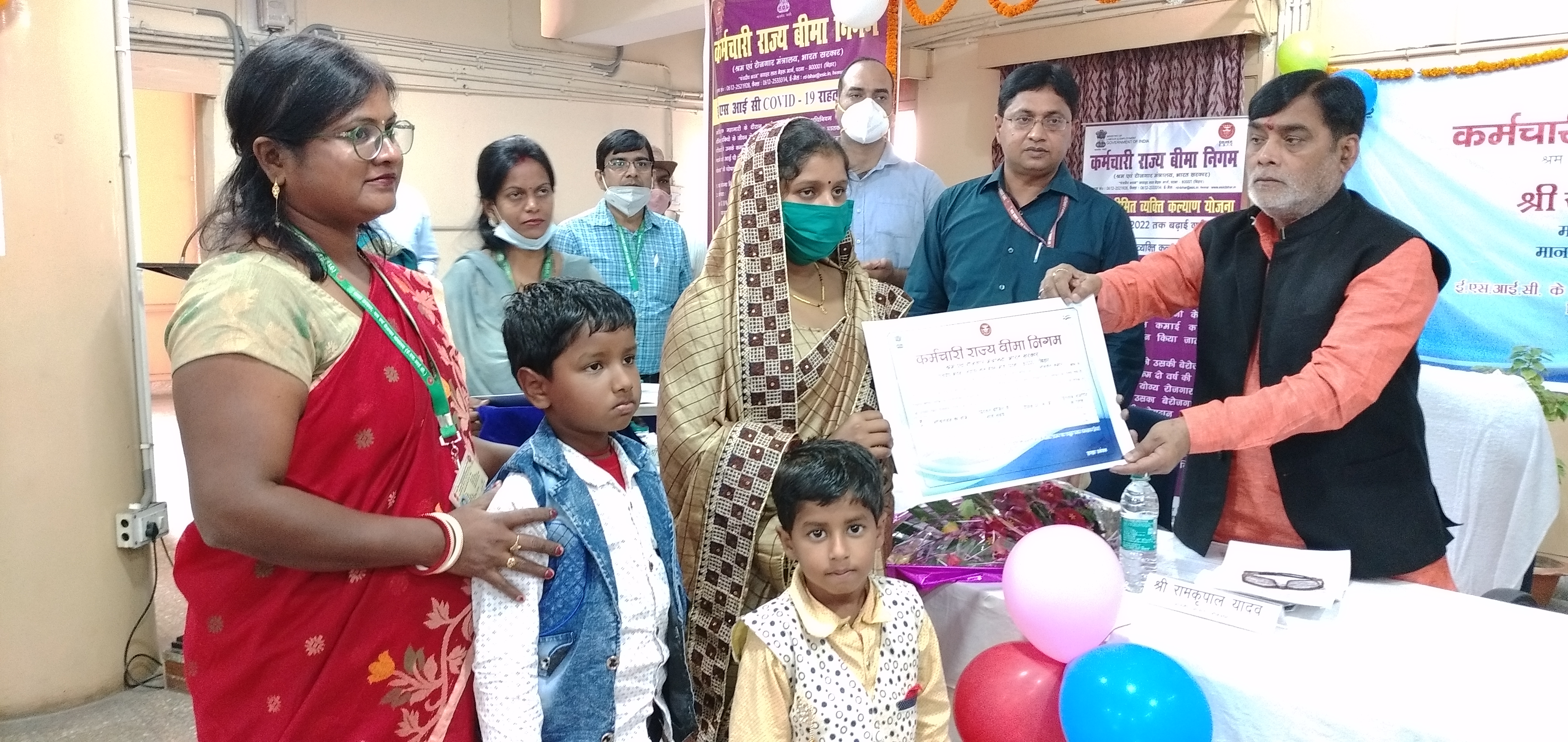 ESIC के लाभार्थियों को माननीय सांसद श्री राम कृपाल यादव जी द्वारा स्वीकृति पत्र प्रदान किया गया 