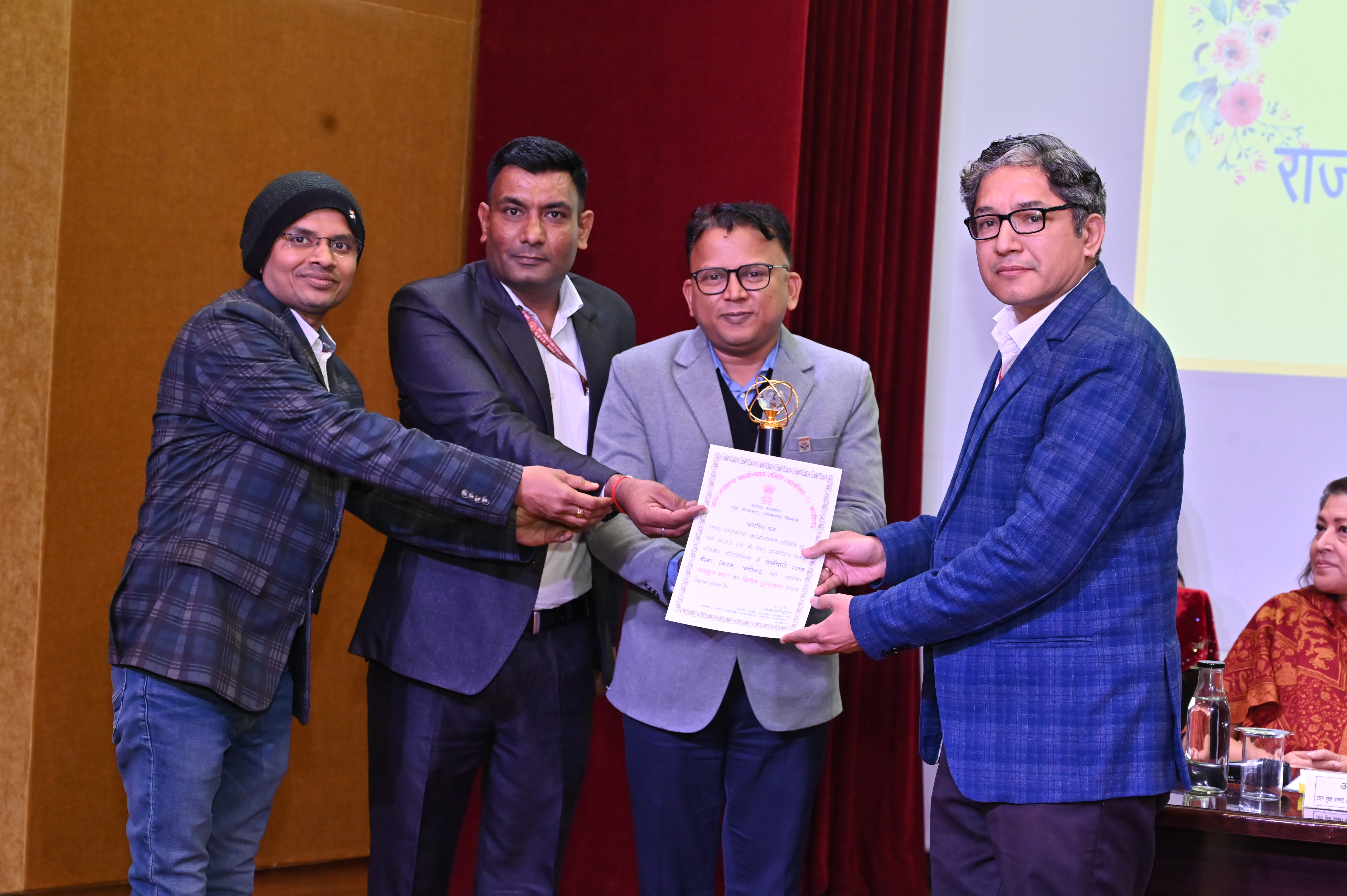 नराकास का-1 के नगर राजभाषा कार्यान्वयन समिति, चंडीगढ़ से दिनांक 17.12.2024 को कर्मचारी राज्य बीमा निगम, क्षेत्रीय कार्यालय, चंडीगढ़ द्वारा वर्ष 2023-24 के दौरान प्रकाशित पत्रिका- “सतलुज धारा” को द्वितीय पुरस्कार प्राप्त हुआ